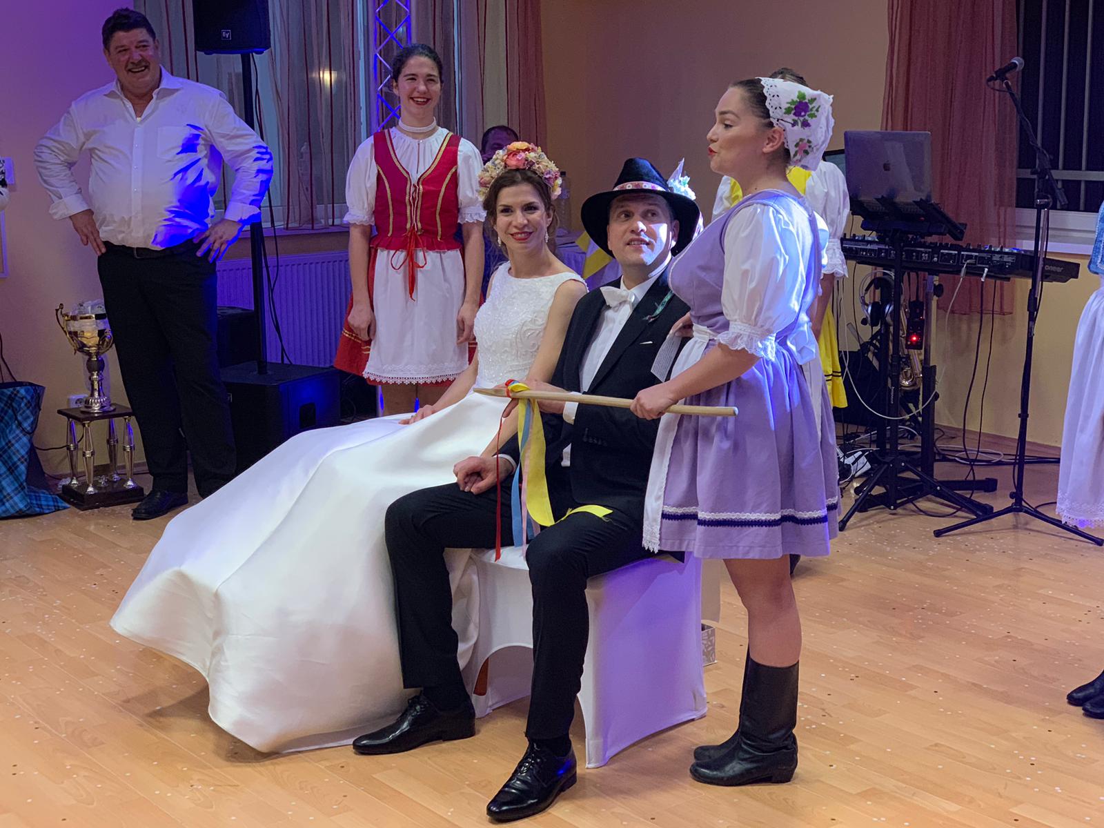 Čepce, party a krojové doplnky